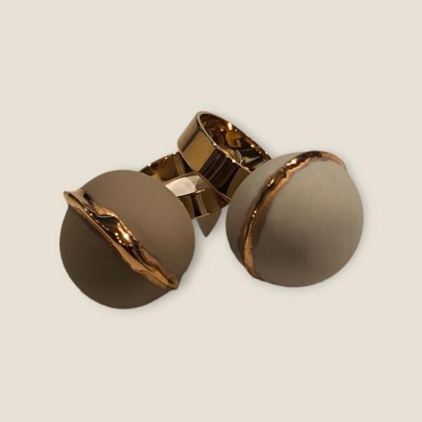Anello sfera di porcellana con lustro d'oro